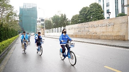 Màu áo xanh thanh niên với chiếc xe đạp thân thiện môi trường tỏa đi khắp các con phố trên địa bàn quận Đống Đa
